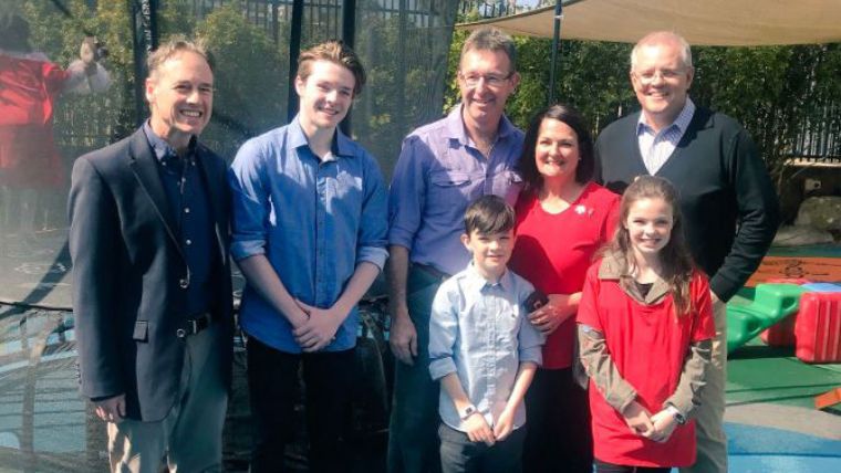 Minister Greg Hunt, Connor Philpott, Shane Philpott, Michelle Philpott, Prime Minister Morrison. Front: Hamish Philpott, Macyn Philpott. Source: GregHuntMP twitter account