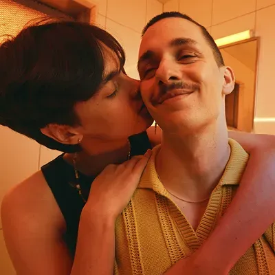 Thumbnail: Same sex couple